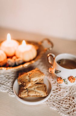Balkabağı şeklindeki el yapımı mumlar.
