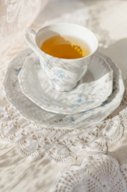 Bir çay fincanı dantelli bir fincanla ayakta duruyor.