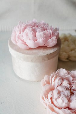 Pembe şakayık çiçeği şeklinde el yapımı mum.