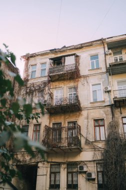 Şehrin eski kısmının mimarisi.