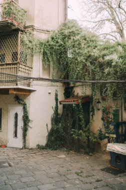 Şehrin eski kısmının mimarisi.