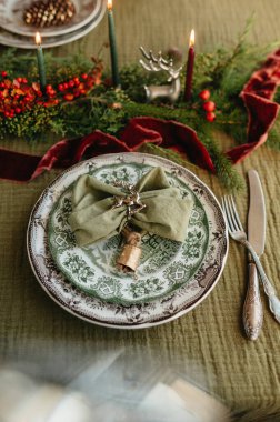 Noel için doğal gölgelerde bir festival masası hazırlıyorum.