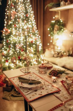 Noel Ağacı ve Şenlik Odası İçindeki Şenlik Odası Dekorasyonu