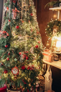 Noel Ağacı ve Şenlik Odası İçindeki Şenlik Odası Dekorasyonu