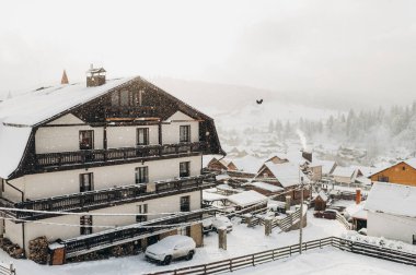 Rustik Cazibe: Karlı Dağ Ayarlarındaki Köy
