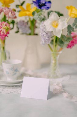 Yumuşak Tonlu Bahar Çiçekleri ile Zarif Kahvaltı Masası Düzenleme Kart