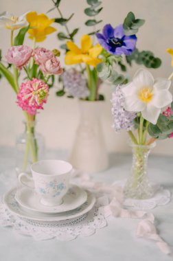 Yumuşak Tonlarda Bahar Çiçekleri ile Zarif Kahvaltı Masası Ayarları