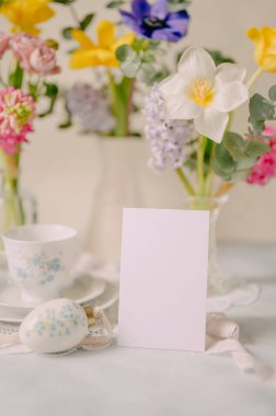 Yumuşak Tonlu Bahar Çiçekleri ile Zarif Kahvaltı Masası Düzenleme Kart
