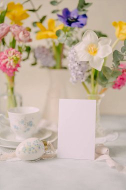 Yumuşak Tonlu Bahar Çiçekleri ile Zarif Kahvaltı Masası Düzenleme Kart