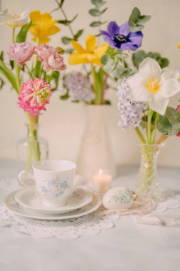 Yumuşak Tonlarda Bahar Çiçekleri ile Zarif Kahvaltı Masası Ayarları