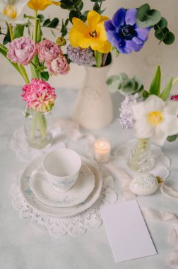 Yumuşak Tonlarda Bahar Çiçekleri ile Zarif Kahvaltı Masası Ayarları