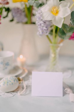 Yumuşak Tonlu Bahar Çiçekleri ile Zarif Kahvaltı Masası Düzenleme Kart