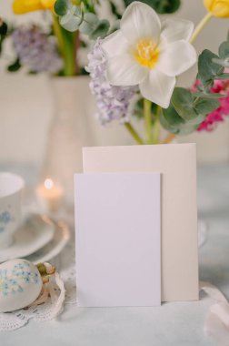 Yumuşak Tonlu Bahar Çiçekleri ile Zarif Kahvaltı Masası Düzenleme Kart