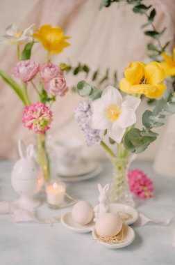 Yumuşak Tonlarda Bahar Çiçekleri ile Zarif Kahvaltı Masası Ayarları