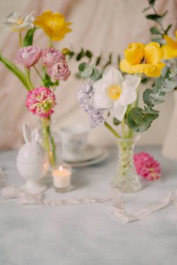 Yumuşak Tonlarda Bahar Çiçekleri ile Zarif Kahvaltı Masası Ayarları