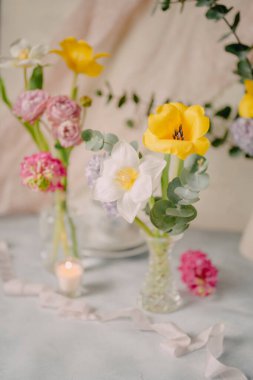 Yumuşak Tonlarda Bahar Çiçekleri ile Zarif Kahvaltı Masası Ayarları