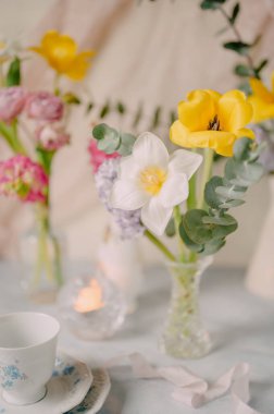 Yumuşak Tonlarda Bahar Çiçekleri ile Zarif Kahvaltı Masası Ayarları