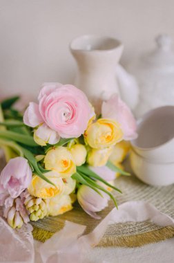 Pastel Çiçekleri ve Vintage Dekorasyonlu Yumuşak Bahar Masası Ayarları