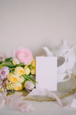 Pastel Çiçekleri ile Yumuşak Bahar Masası Ayarlama Kart 