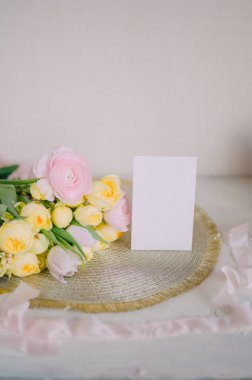 Pastel Çiçekleri ile Yumuşak Bahar Masası Ayarlama Kart 