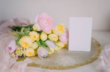 Pastel Çiçekleri ile Yumuşak Bahar Masası Ayarlama Kart 