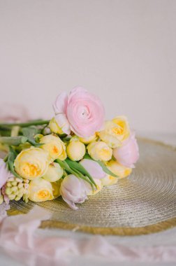 Pastel Çiçekleri ve Vintage Dekorasyonlu Yumuşak Bahar Masası Ayarları