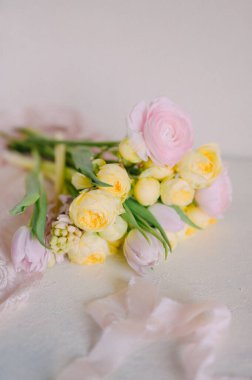 Pastel Çiçekleri ile Yumuşak Bahar Masası Ayarlama Kart 