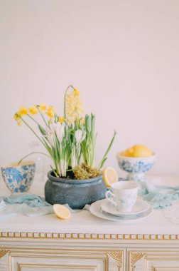 Limon ve Çiçek Masası, İtalyan Tarzı Masa Ayarları Sarı ve Mavi