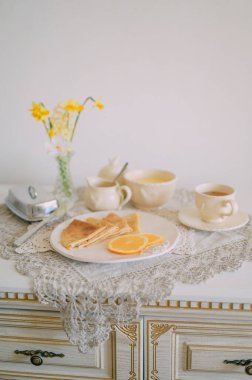 Krepli Rustik Kahvaltı ve Portakal Kremalı Sıcak Sabah Atmosferi