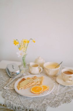 Krepli Rustik Kahvaltı ve Portakal Kremalı Sıcak Sabah Atmosferi