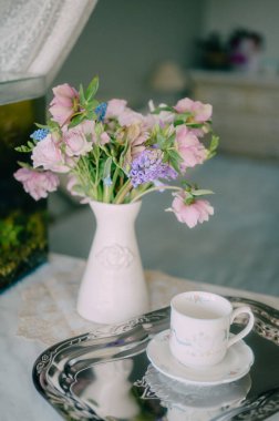 Çiçek Zarafetiyle Romantik Paskalya Vintage Çay Saati