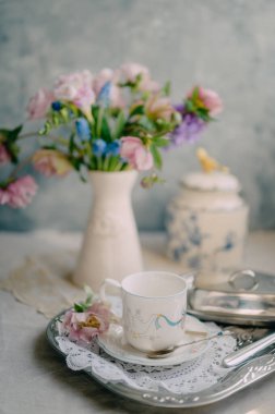 Çiçek Zarafetiyle Romantik Paskalya Vintage Çay Saati
