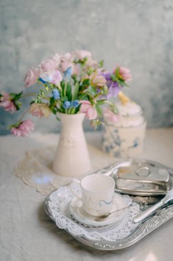 Çiçek Zarafetiyle Romantik Paskalya Vintage Çay Saati