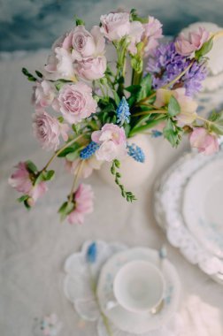 Pembe gölgeli evin içinde narin bir bahar buketi