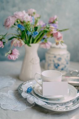 Zarif Davetiye Model, Çiçek Zarafeti ile Romantik Klasik Çay Saati