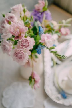 Pembe gölgeli evin içinde narin bir bahar buketi