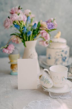 Zarif Davetiye Model, Çiçek Zarafeti ile Romantik Klasik Çay Saati