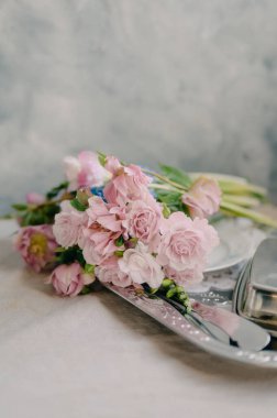 Pembe gölgeli evin içinde narin bir bahar buketi