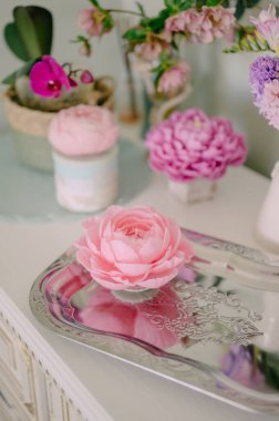 Pembe şakayık çiçeği şeklinde el yapımı mum.