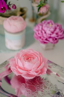 Pembe şakayık çiçeği şeklinde el yapımı mum.