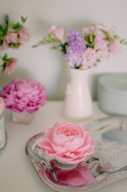 Pembe şakayık çiçeği şeklinde el yapımı mum.