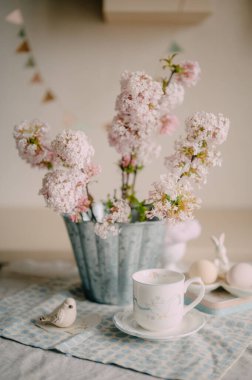 Pembe Leylak Çiçekleri ve Dekorasyonlu Paskalya Masası Ayarları