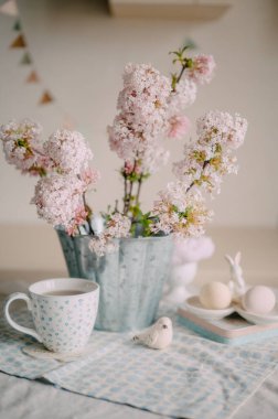 Pembe Leylak Çiçekleri ve Dekorasyonlu Paskalya Masası Ayarları