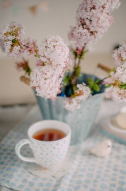 Pembe Leylak Çiçekleri ve Dekorasyonlu Paskalya Masası Ayarları