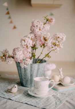 Pembe Leylak Çiçekleri ve Dekorasyonlu Paskalya Masası Ayarları