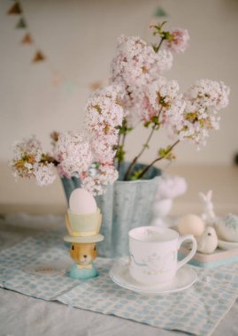 Pembe Leylak Çiçekleri ve Dekorasyonlu Paskalya Masası Ayarları