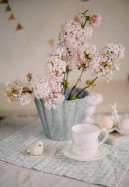 Pembe Leylak Çiçekleri ve Dekorasyonlu Paskalya Masası Ayarları