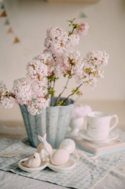Pembe Leylak Çiçekleri ve Dekorasyonlu Paskalya Masası Ayarları