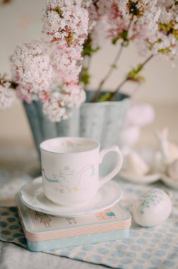 Pembe Leylak Çiçekleri ve Dekorasyonlu Paskalya Masası Ayarları