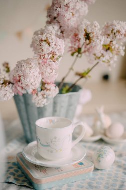 Pembe Leylak Çiçekleri ve Dekorasyonlu Paskalya Masası Ayarları